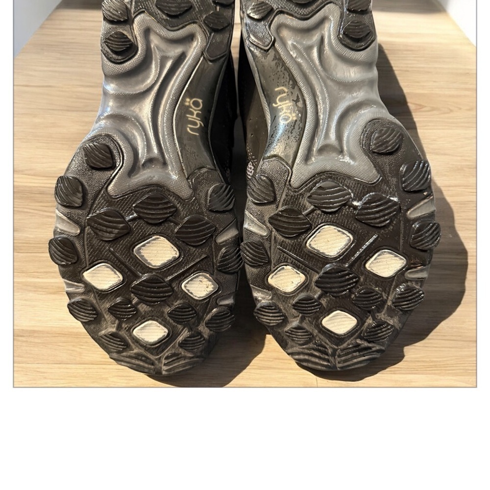 Woman’s Running Shoes retail
70 - Picture 2 of 3